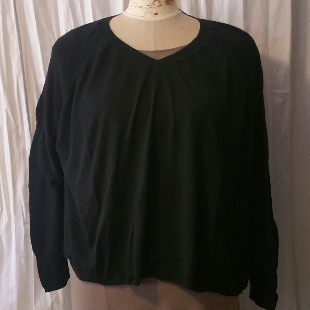 Thin black high-low sweater, 4x